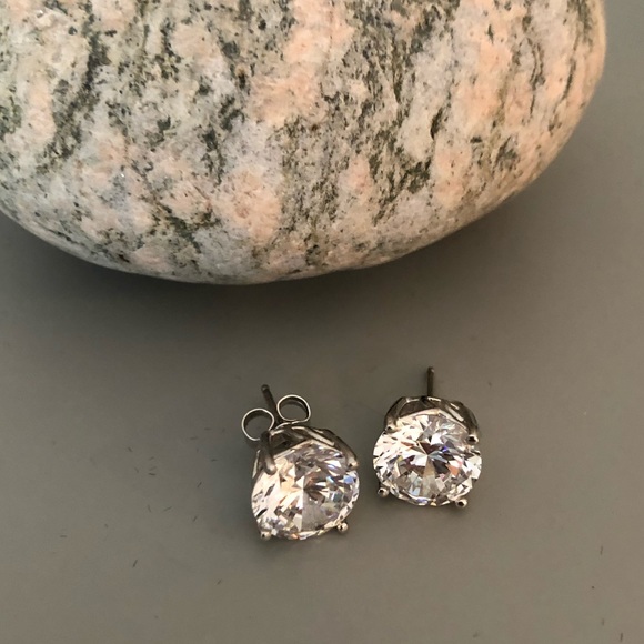 Jewelry - Beautiful 1 cm Cubic Zirconia Stud Earrings